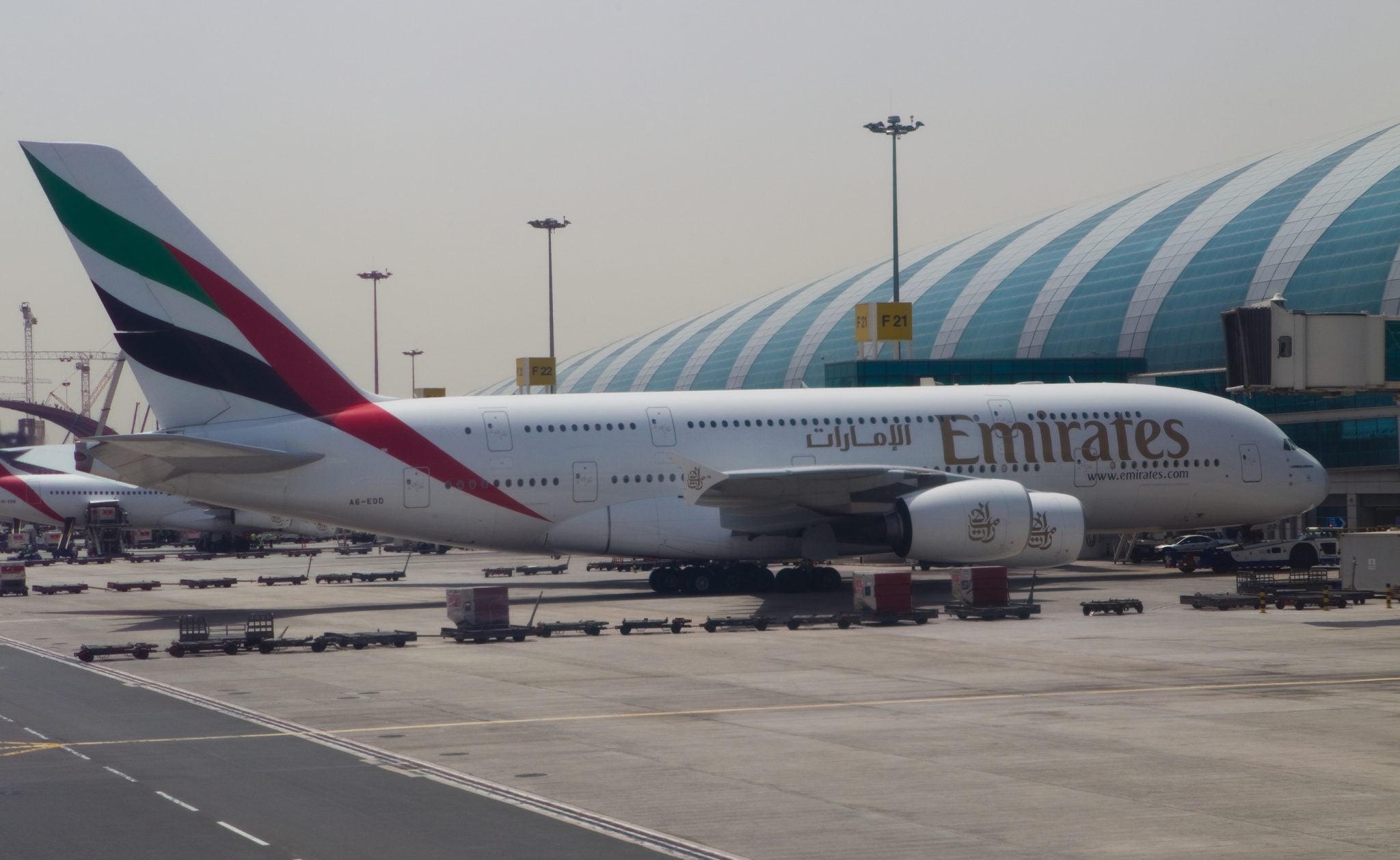 Прилетел самолет из дубая. Airbus a380 арабского шейха. Dubai Airport a380. Дубай аэропорт фонтан. А359 эмирате.